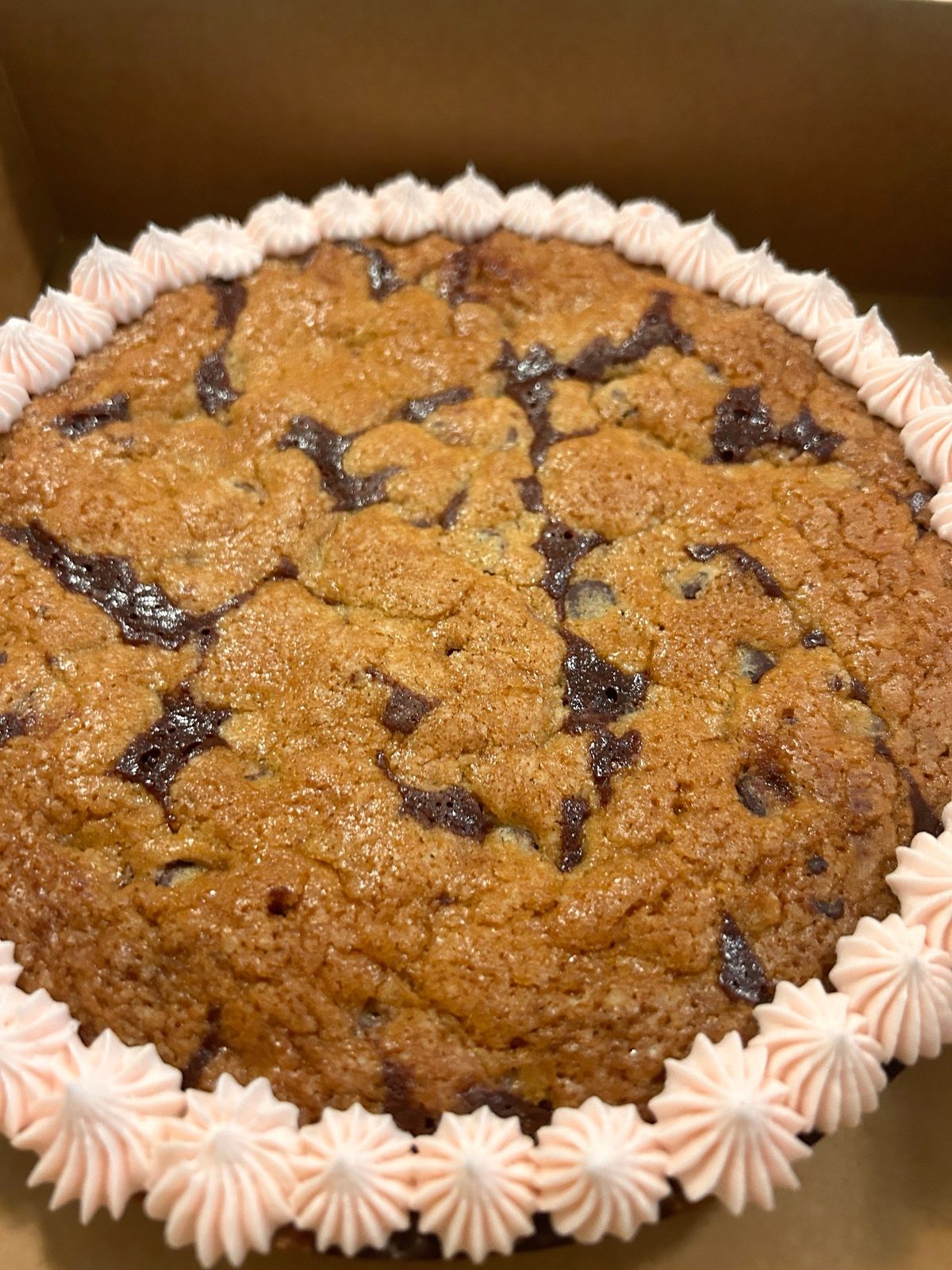 Chocolate-swirled cookie cake with a pink piped border