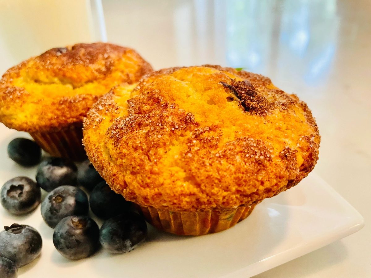 Sugar-topped muffins with fresh blueberries